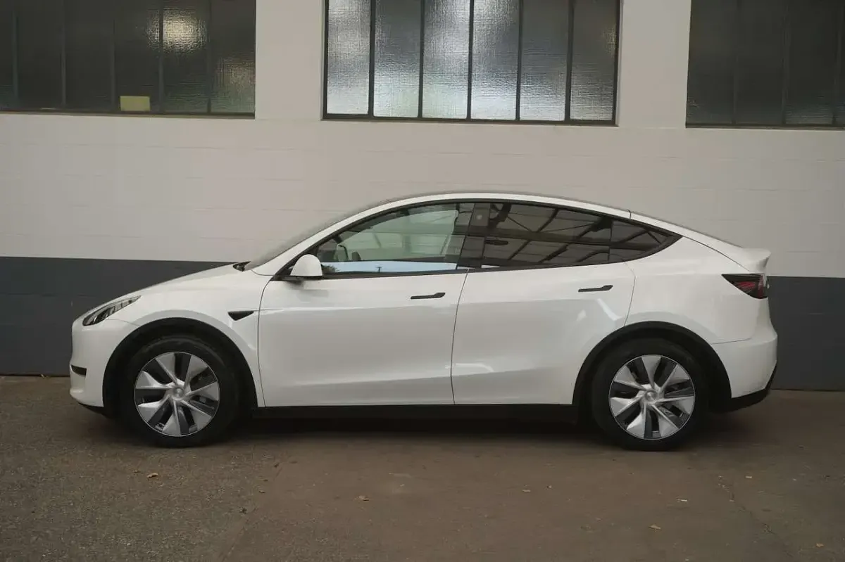 Gebraucht Tesla Model Y Standard Range 219 kW (299 PS) 2024 Weiß SUV