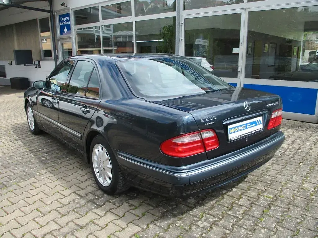 Gebraucht Mercedes E200 186 PS (136 kW) 2000 Blau Limousine