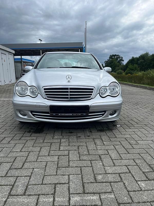 Silber Gebraucht 2006 Mercedes C220 Limousine | 2.200 € (Fairer Preis) - Bild 1/4