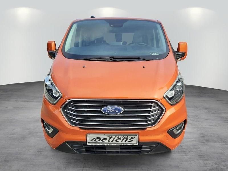 Gebraucht Ford Tourneo Titanium 131 PS (96 kW) 2022 Hokkaido orange Van / Kleinbus