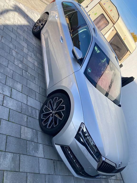 Silber Gebraucht 2019 Skoda Superb LAURIN & KLEMENT Kombi | 22.900 € (Fairer Preis) - Bild 1/4