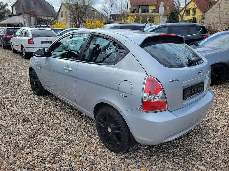 Gebraucht Hyundai Accent 97 PS (71 kW) 2007 Silber Limousine