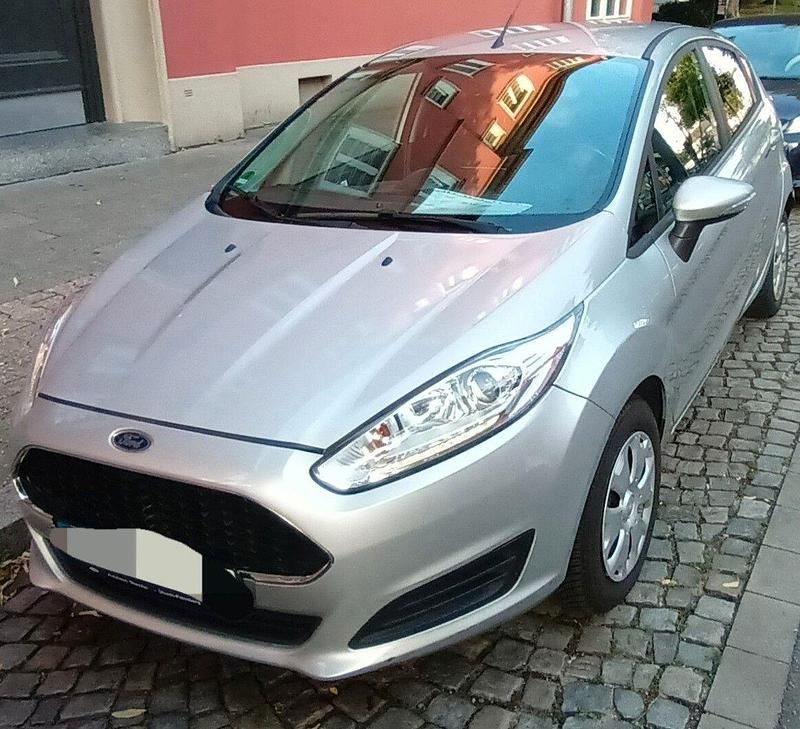 Silber Gebraucht 2016 Ford Fiesta Trend Kleinwagen | 4.900 € (Fairer Preis) - Bild 1/4