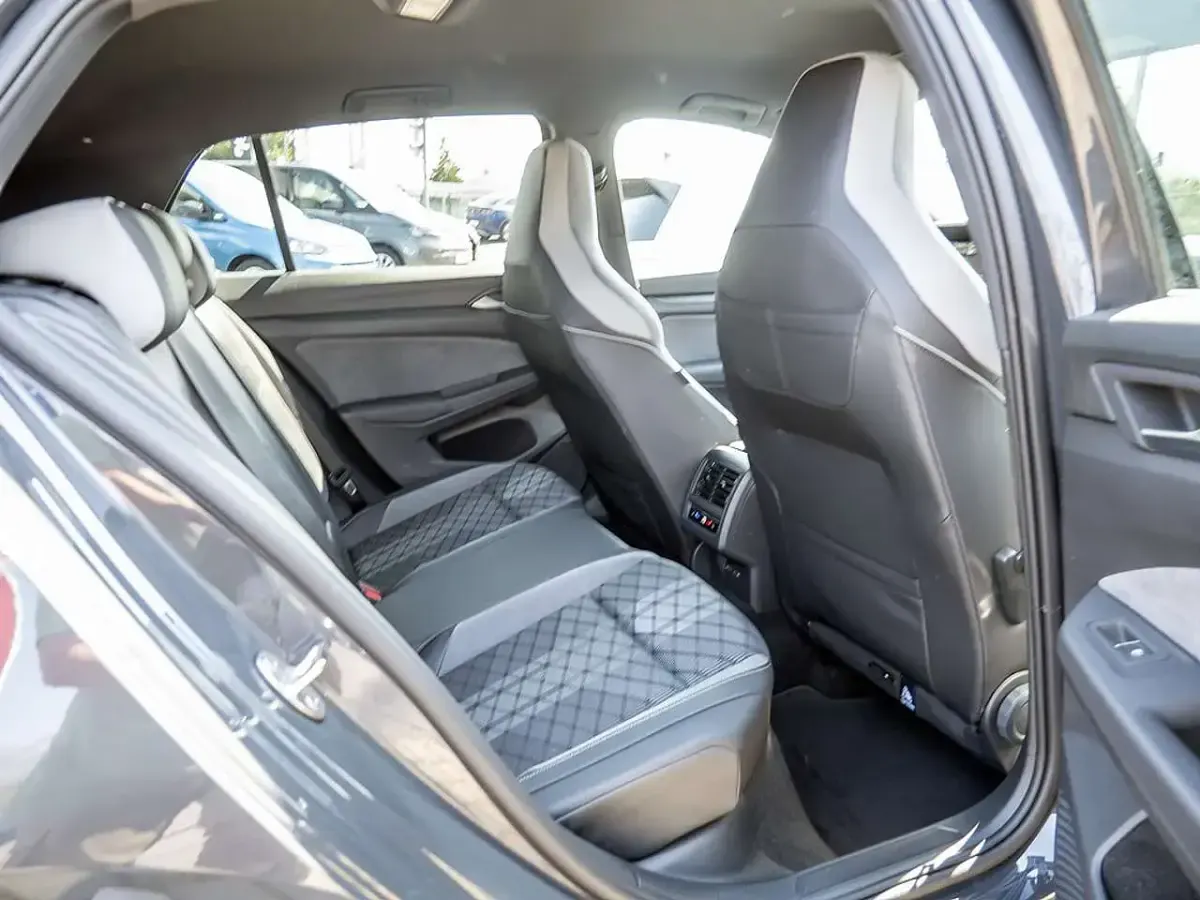 Gebraucht VW Golf VIII R-line 150 PS (110 kW) 2024 Grau Limousine