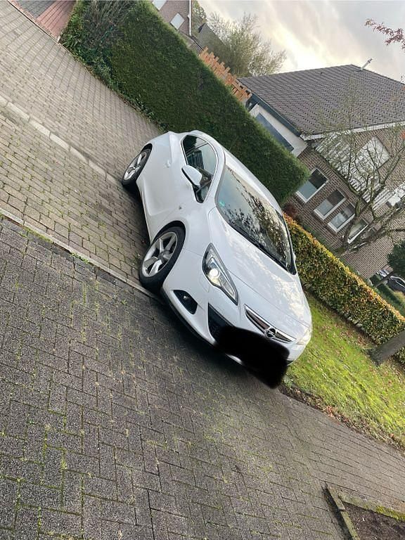 Weiß Gebraucht 2012 Opel Astra GTC Limousine | 5.700 € (Fairer Preis) - Bild 1/4