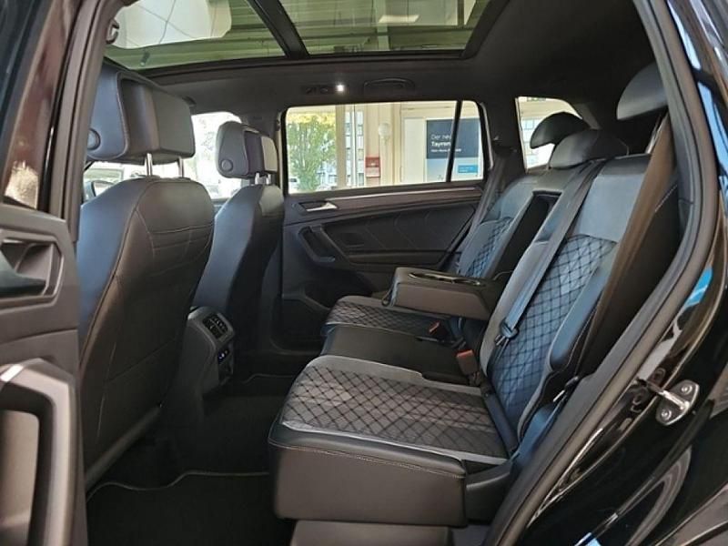 Gebraucht VW Tiguan Allspace R-line 200 PS (147 kW) 2024 Deep black perleffekt (metallic) SUV
