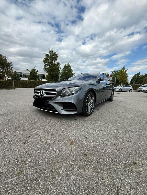 Grau Gebraucht 2019 Mercedes E400 AMG line Limousine | 27.500 € (Fairer Preis) - Bild 1/4