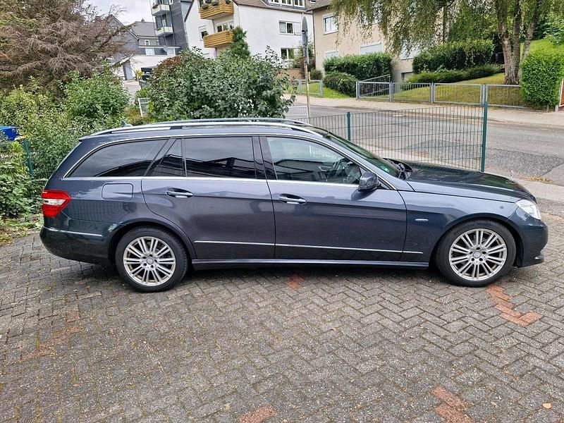 Gebraucht Mercedes E200 Avantgarde 136 PS (100 kW) 2012 Grau Kombi