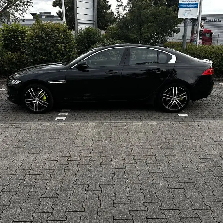 Gebraucht Jaguar XE Pure 180 PS (132 kW) 2016 Schwarz Limousine