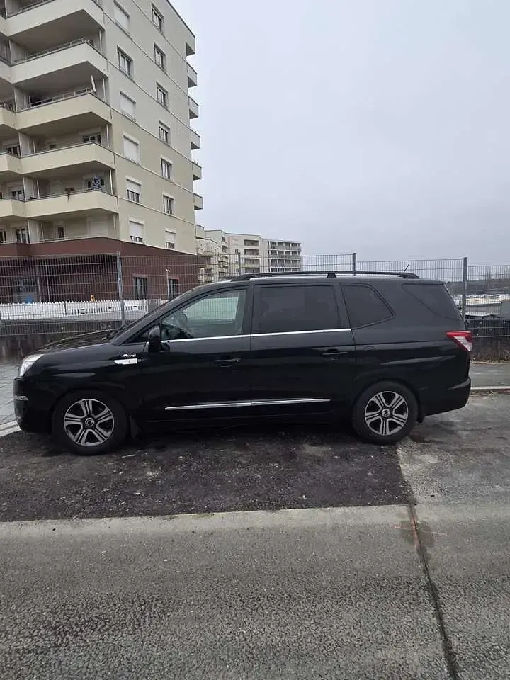 Gebraucht SsangYong Rodius 155 PS (114 kW) 2015 Schwarz Van / Kleinbus