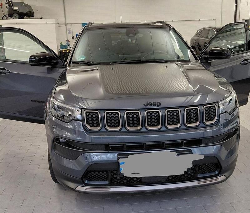 Grau Gebraucht 2022 Jeep Compass Limited SUV | 25.500 € (Superpreis) - Bild 1/3