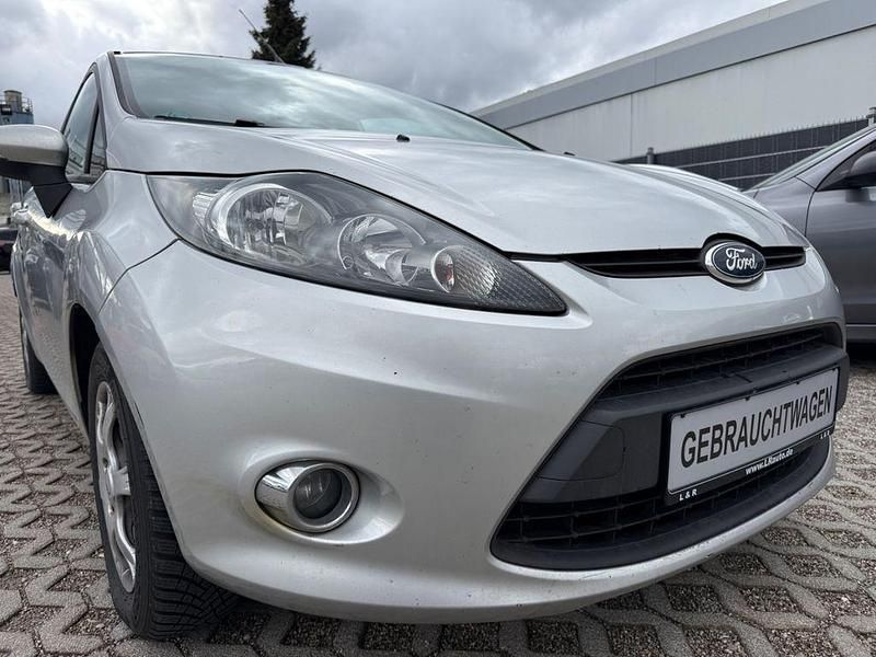 Gebraucht Ford Fiesta Champions Edition 69 PS (50 kW) 2012 Silber Kleinwagen