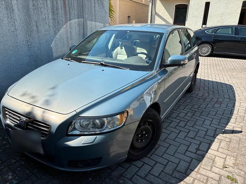Grau Gebraucht 2009 Volvo V50 Kombi | 1.500 € (Fairer Preis) - Bild 1/4