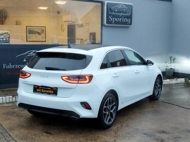 Gebraucht Kia Ceed Platinum Edition 136 PS (100 kW) 2023 Weiß Kleinwagen