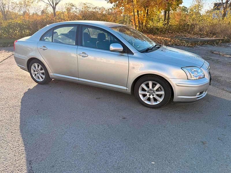 Silber Gebraucht 2004 Toyota Avensis Limousine | 4.200 € (Fairer Preis) - Bild 1/4