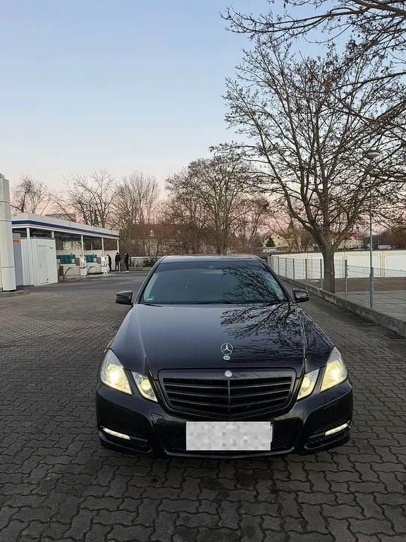 Schwarz Gebraucht 2010 Mercedes E200 Avantgarde Limousine | 8.500 € (Guter Preis) - Bild 1/4