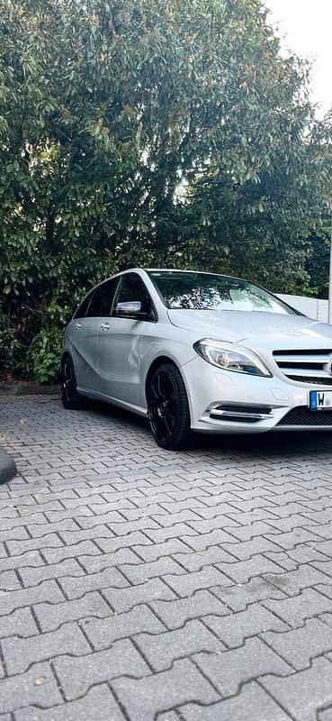 Silber Gebraucht 2013 Mercedes B200 Van / Kleinbus | 10.999 € (Fairer Preis) - Bild 1/4