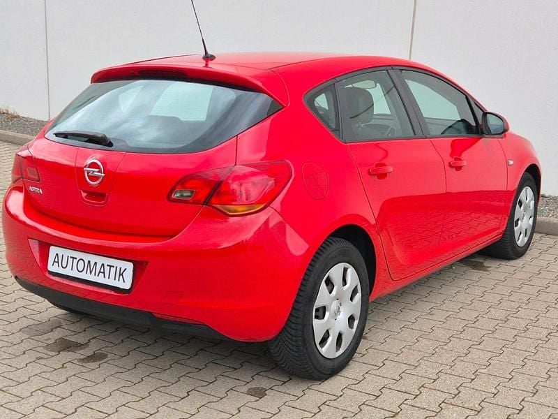 Gebraucht Opel Astra Selection 116 PS (85 kW) 2010 Rot Limousine