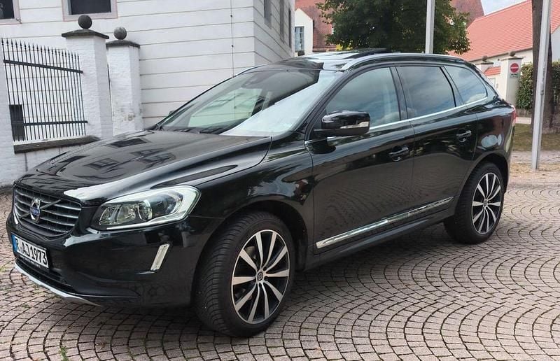 Schwarz Gebraucht 2016 Volvo XC60 Summum SUV | 22.999 € (Fairer Preis) - Bild 1/4