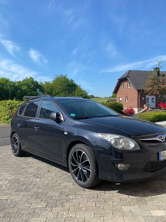 Schwarz Gebraucht 2010 Hyundai i30 Classic Kombi | 2.800 € (Etwas zu teuer) - Bild 1/4