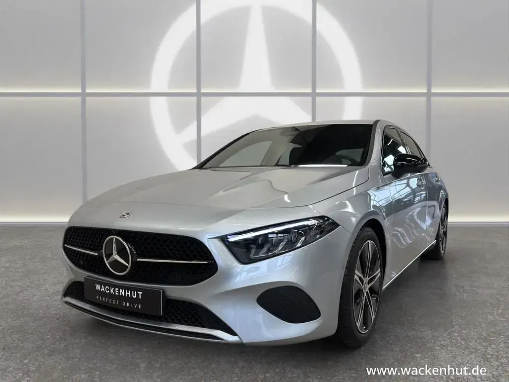 Gebraucht Mercedes A180 Advanced Plus 116 PS (85 kW) 2026 Silber Limousine