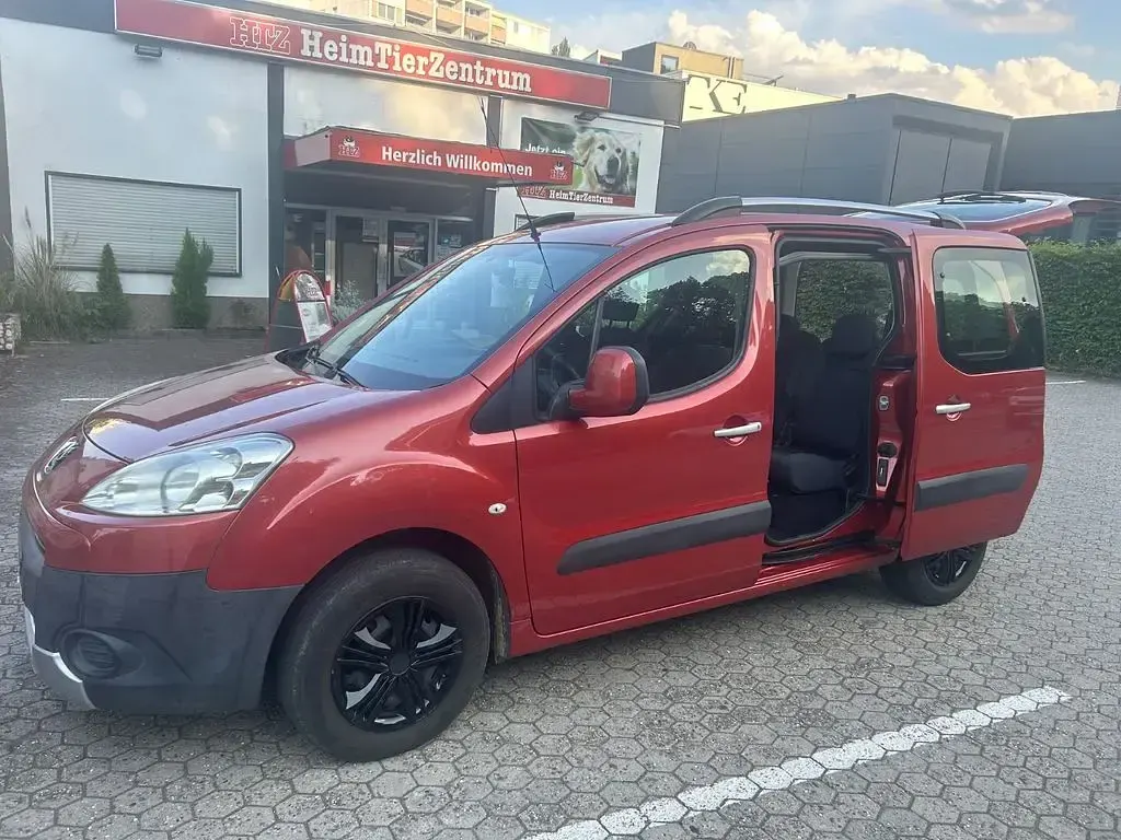 Gebraucht Peugeot Partner Tepee Premium 120 PS (88 kW) 2011 Rot Van / Kleinbus