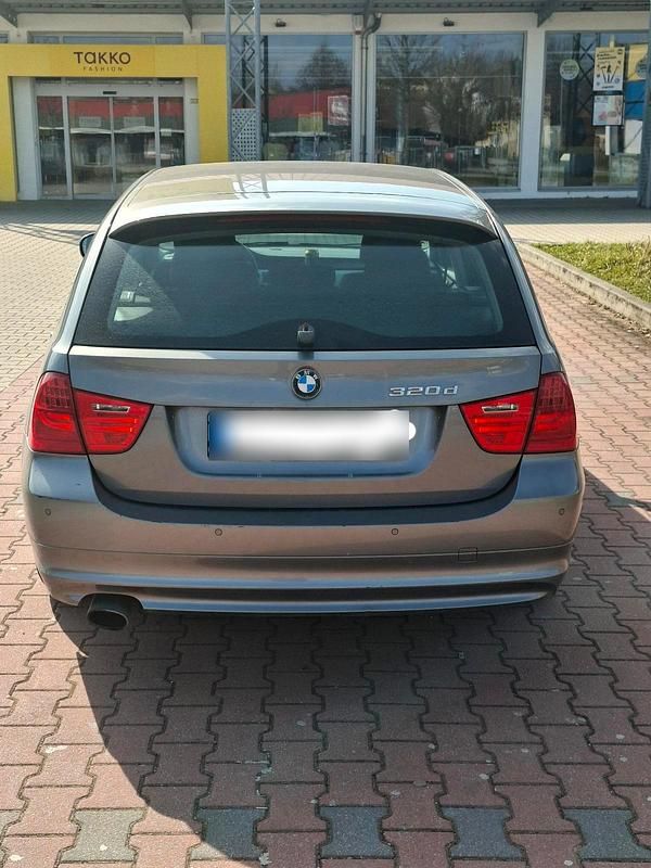 Gebraucht BMW 320 184 PS (135 kW) 2010 Grau Kombi