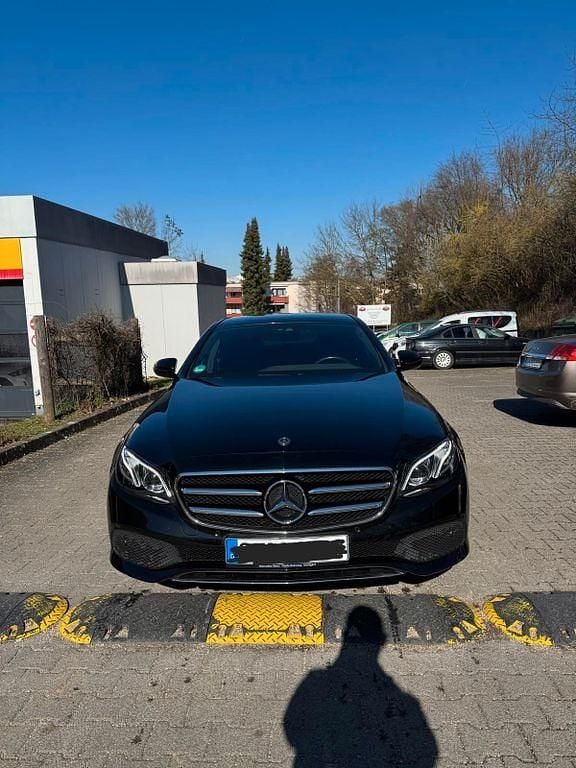 Gebraucht Mercedes E200 197 PS (144 kW) 2019 Schwarz Limousine