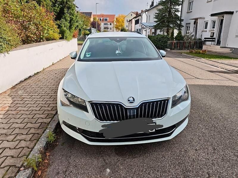 Weiß Gebraucht 2017 Skoda Superb Ambition Kombi | 12.300 € (Guter Preis) - Bild 1/4