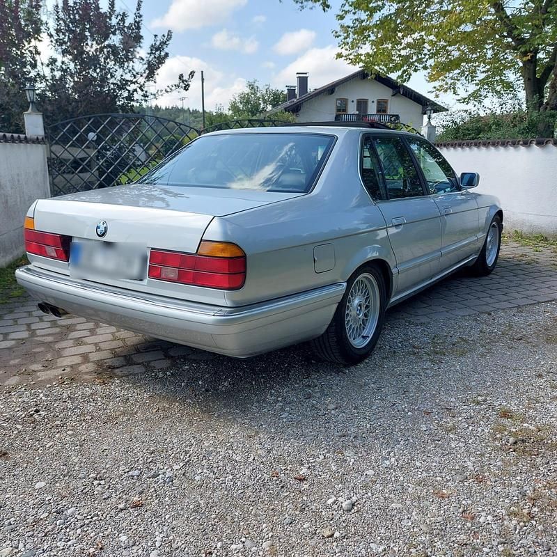 Gebraucht BMW 750 300 PS (220 kW) 1990 Silber Limousine