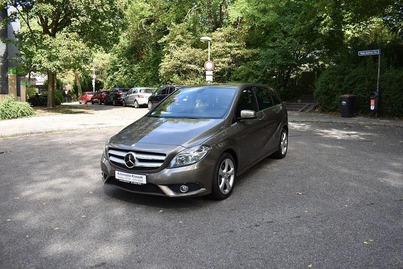 Grau Gebraucht 2012 Mercedes B200 Van / Kleinbus | 12.950 € (Fairer Preis) - Bild 1/4