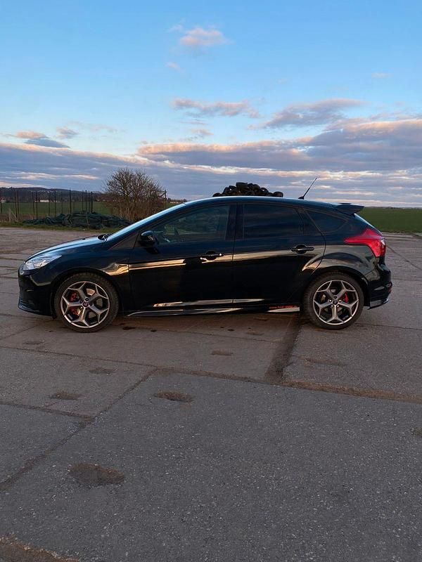 Schwarz Gebraucht 2013 Ford Focus ST Limousine | 9.400 € (Fairer Preis) - Bild 1/4