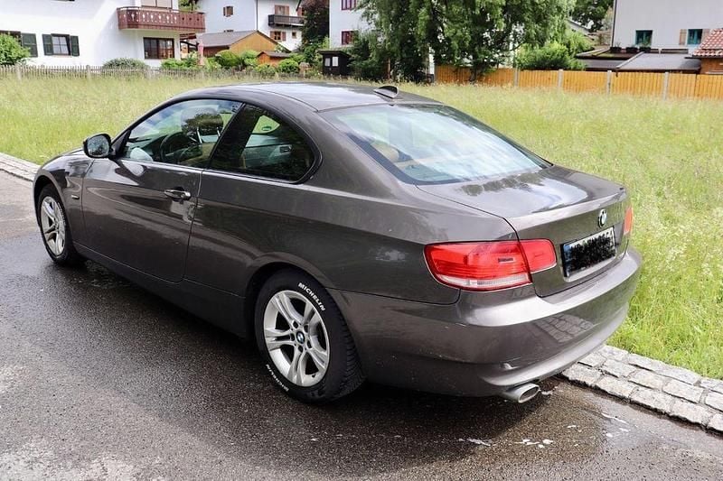 Gebraucht BMW 320 184 PS (135 kW) 2010 Braun Coupé