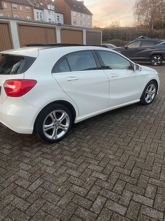 Gebraucht Mercedes A180 122 PS (89 kW) 2013 Weiß Limousine