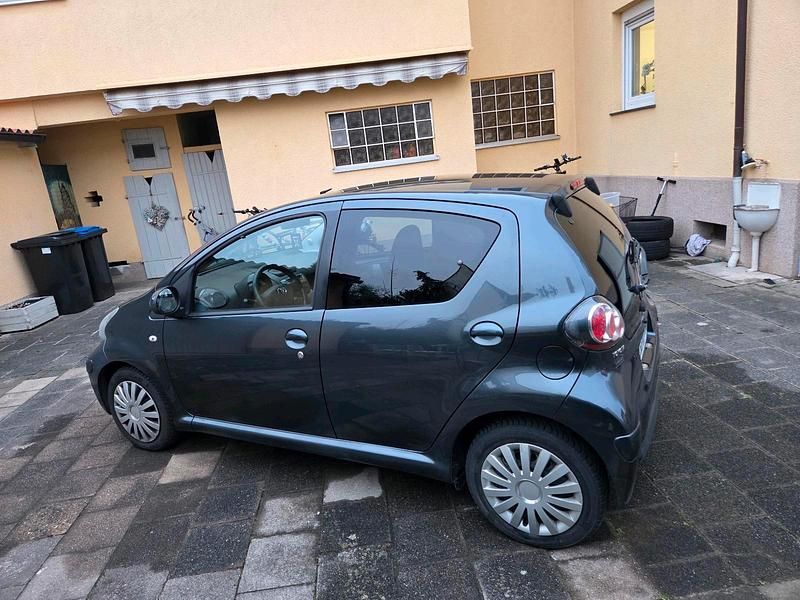 Gebraucht Toyota Aygo 68 PS (50 kW) 2012 Grau Kleinwagen