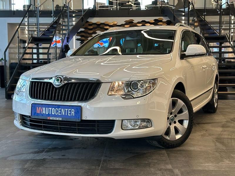 Weiß Gebraucht 2012 Skoda Superb Elegance Kombi | 8.899 € (Fairer Preis) - Bild 1/4