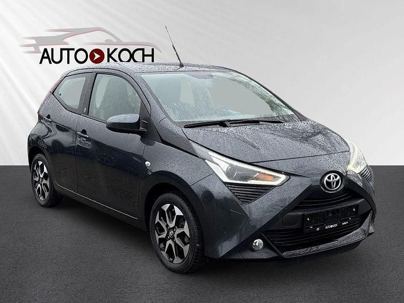 Grau Gebraucht 2021 Toyota Aygo X-play Kleinwagen | 11.990 € (Etwas zu teuer) - Bild 1/4