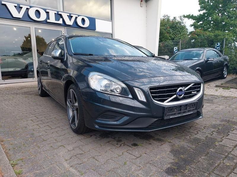 Grau Gebraucht 2011 Volvo V60 R-Design Kombi | 7.390 € (Fairer Preis) - Bild 1/4