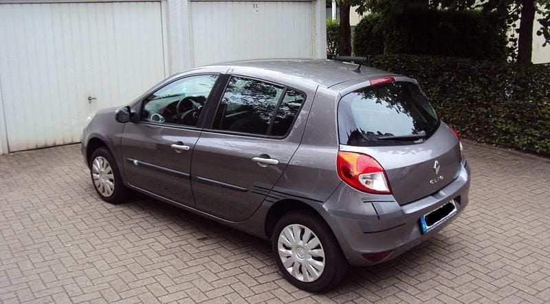 Grau Gebraucht 2011 Renault Clio III Kleinwagen | 2.999 € (Guter Preis) - Bild 1/4