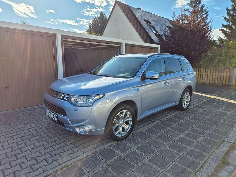 Blau Gebraucht 2014 Mitsubishi Outlander P-HEV Top SUV | 12.700 € (Guter Preis) - Bild 1/4
