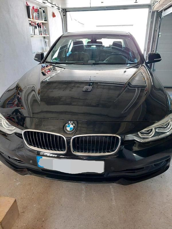Schwarz Gebraucht 2017 BMW 318 Limousine | 12.950 € (Fairer Preis) - Bild 1/4