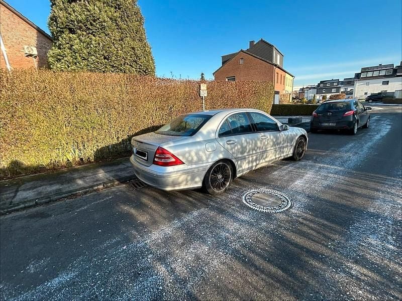 Silber Gebraucht 2003 Mercedes C180 Limousine | 1.599 € (Superpreis) - Bild 1/4