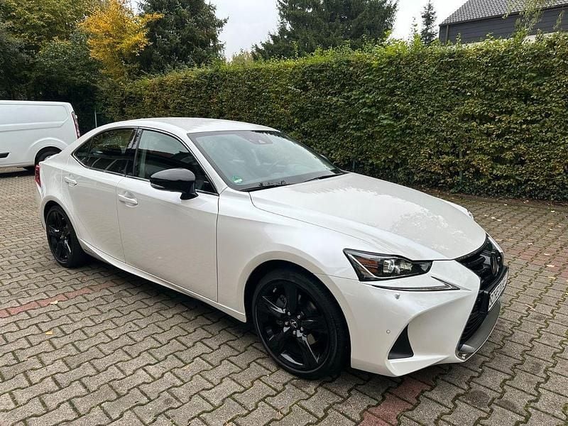 Gebraucht Lexus IS300h 223 PS (164 kW) 2019 Weiß Limousine