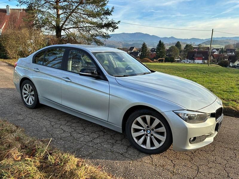 Gebraucht BMW 318 143 PS (105 kW) 2013 Silber Limousine
