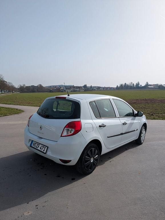 Gebraucht Renault Clio III 75 PS (55 kW) 2009 Weiß Limousine