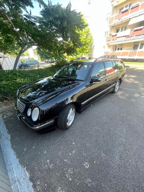 Schwarz Gebraucht 2002 Mercedes E220 Kombi | 4.200 € (Fairer Preis) - Bild 1/3