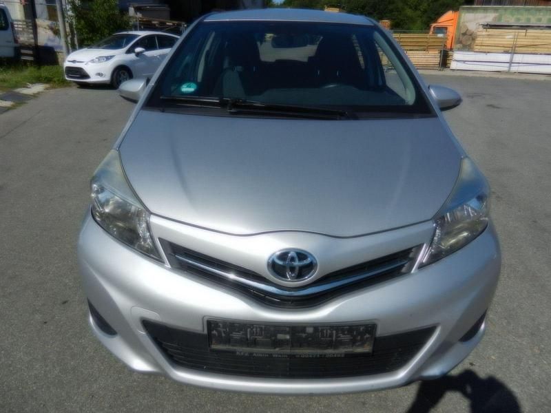 Silber Gebraucht 2014 Toyota Yaris Life Kleinwagen | 4.300 € (Guter Preis) - Bild 1/4
