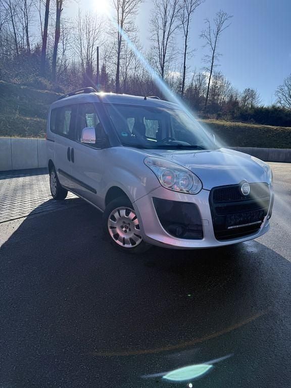 Silber Gebraucht 2010 Fiat Doblò Van / Kleinbus | 1.990 € (Superpreis) - Bild 1/4