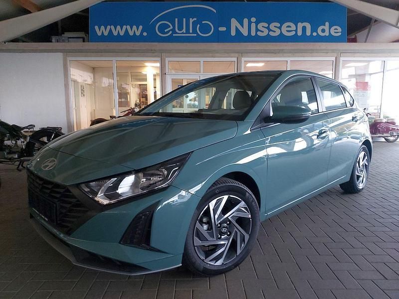 Mangrove green Neu 2025 Hyundai i20 Select Kleinwagen | 18.490 € (Fairer Preis) - Bild 1/4