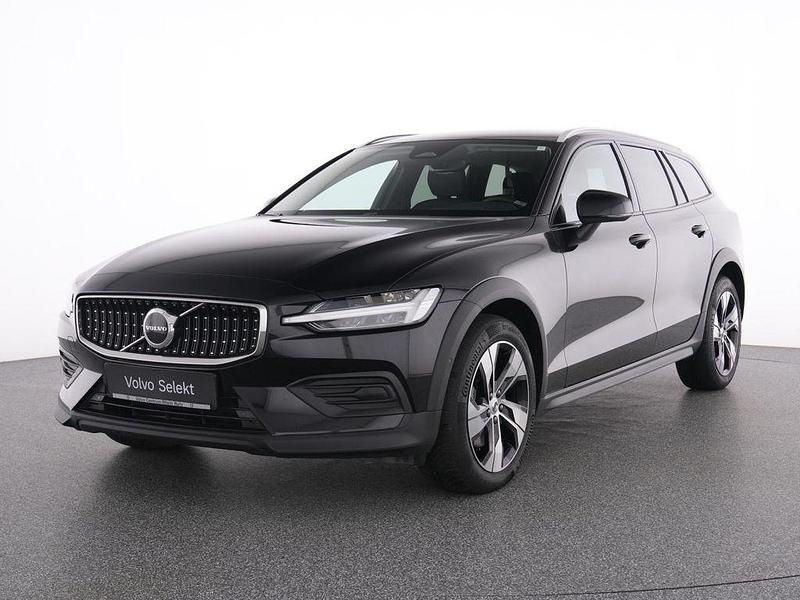 Gebraucht Volvo V60 CC Plus 197 PS (144 kW) 2024 Schwarz onyx black / metallic Kombi